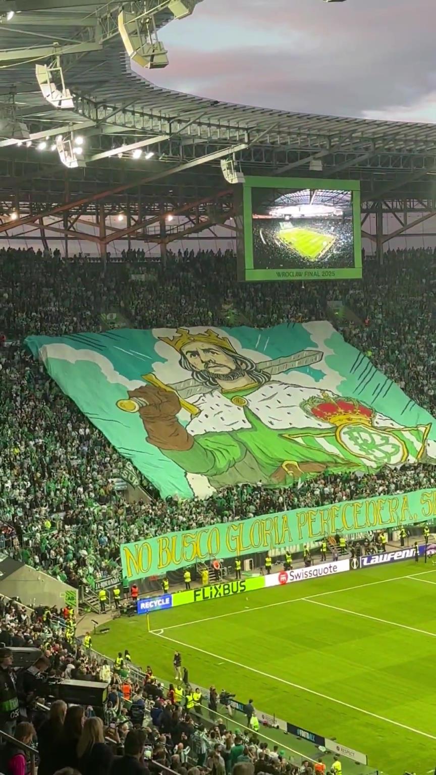 冲击奖杯！贝蒂斯球迷这巨型Tifo太有气势了